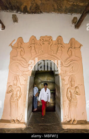 Vertikale Sicht auf den Eingang der Höhle von den göttlichen König oder Devaraja Lena bei Dambulla Höhlentempel in Sri Lanka. Stockfoto