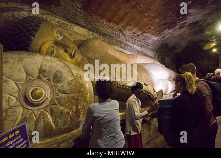 Horizontale Ansicht des Liegenden Buddha Statue in der Höhle Dambulla Tempel in Sri Lanka. Stockfoto