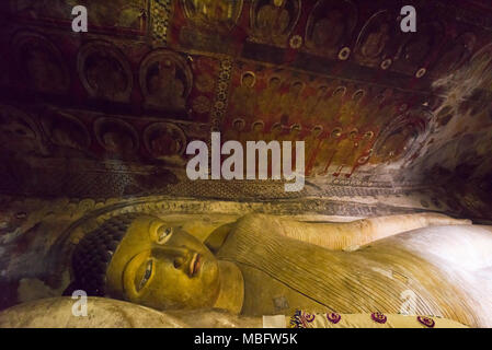 Horizontale Ansicht des Liegenden Buddha Statue in der Höhle Dambulla Tempel in Sri Lanka. Stockfoto