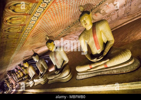 Horizontale Ansicht von Buddha Statuen in der Höhle des Großen Könige im Höhlentempel in Dambulla Sri Lanka. Stockfoto