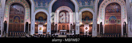 Ein Blick auf die Innenseite der Kirche des Hl. Petrus des Galicantu in Jerusalem. Stockfoto