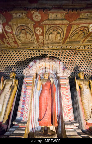 Vertikale Ansicht in der Höhle des Großen Könige bei Dambulla Höhlentempel in Sri Lanka. Stockfoto