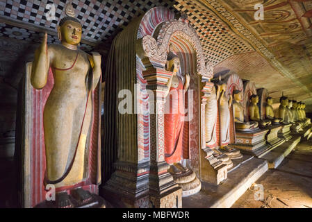 Horizontale Ansicht in der Höhle des Großen Könige bei Dambulla Höhlentempel in Sri Lanka. Stockfoto