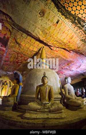 Vertikale Ansicht der Stupa in der Höhle des Großen Könige bei Dambulla Höhlentempel in Sri Lanka. Stockfoto