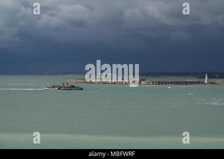 PS Waverley der letzte Raddampfer Passagierschiff auf dem Solent, Hurst Spit, Leuchtturm und Hurst Castle an einem Tag mit einem dunklen stürmischen Himmel Stockfoto