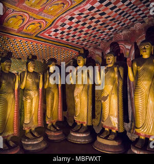 Blick auf den Platz der goldenen Buddhas im Höhlentempel in Dambulla Sri Lanka. Stockfoto