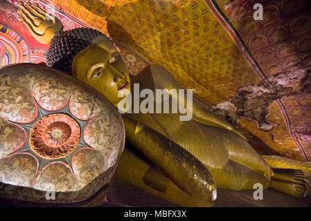 Horizontale Nahaufnahme der liegende Buddha inside Maha Alut Vihara in Dambulla Höhlentempel in Sri Lanka. Stockfoto