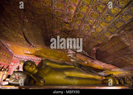 Horizontale Ansicht des Liegenden Buddha inside Maha Alut Vihara in Dambulla Höhlentempel in Sri Lanka. Stockfoto