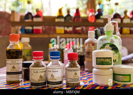 Horizontale Nahaufnahme von Flaschen und Gläsern der Tränke und Pillen in einem Ayurveda-zentrum in Sri Lanka. Stockfoto