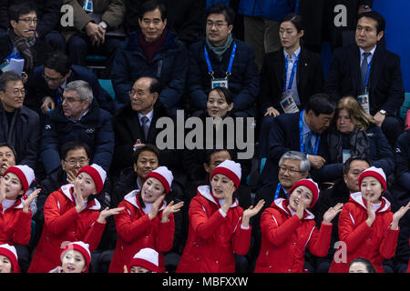 Südkoreanischen Präsidenten Moon Jae-in, IOC-Präsident Thomas Bach, Nordkoreanische zeremoniellen Staatsoberhaupt Kim Yong Nam und Kim Yo-jong, Schwester von Norden Kor Stockfoto