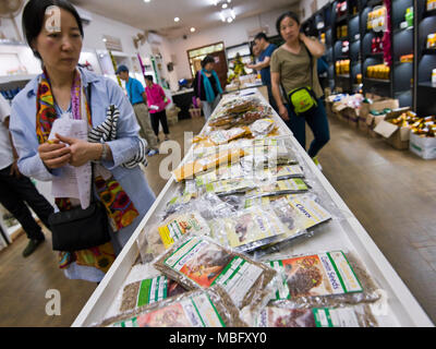 Horizontale Ansicht von japanischen Touristen Einkaufen in einem Ayurvedischen shop in Sri Lanka. Stockfoto