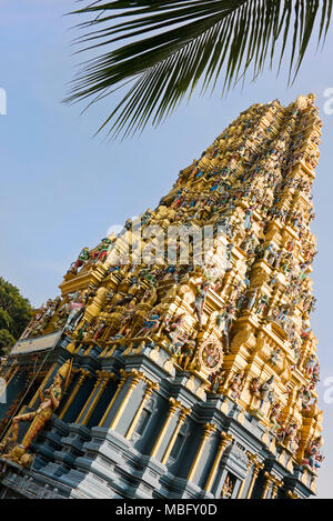 Vertikale Ansicht von Sri Muthumariamman Tempel in Matale, Sri Lanka. Stockfoto