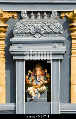 Vertikale Ansicht von Lord Ganesha auf Sri Muthumariamman Tempel in Matale, Sri Lanka. Stockfoto