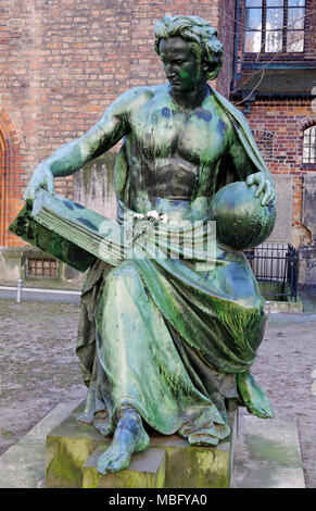Die Allegorie der Wissenschaft, Skulptur von Albert Wolff, jetzt im Garten der Nikolaikirche, St. Nicholas Kirche, Berlin, Deutschland. Stockfoto