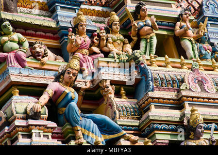 Horizontale Nahaufnahme der vielen Statuen auf dem Dach von Sri Muthumariamman Tempel in Matale, Sri Lanka. Stockfoto