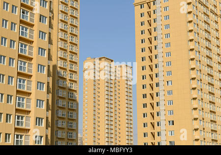 Neue High-rise apartment Blocks fast abgeschlossen und bereit an Xiaoyuan in den westlichen Vororten von Peking, China Stockfoto