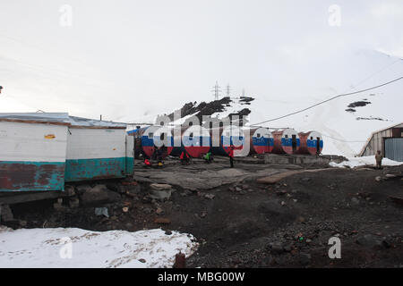 Die Fässer ein Berges Zuflucht auf Mount Elbrus Russland Stockfoto