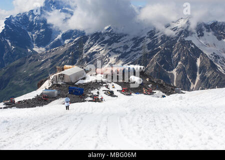 - Die Fässer garabashi Berghütte auf dem Mount Elbrus Russland Stockfoto