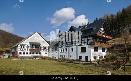 Willingen, Deutschland - 27. März 2018 - Traditionelle Fachwerkhäuser und weiß getünchte Bauernhaus Stockfoto