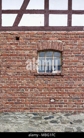 Vintage Red brick wall mit rostigen Fenster Stockfoto