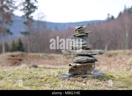 Cairn Kennzeichnung ein Wanderweg in einer Lichtung im Wald Stockfoto