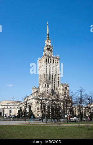 Warschau, Polen - 8 April, 2018: Blick auf den Palast der Kultur eine Wissenschaft und moderne Bürogebäude Stockfoto