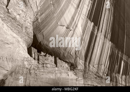 Schöne schwarze und weiße monochrome Bild von Anazasi Höhlenwohnungen in einer Klippe in Canyon de Chelly Chinle, Arizona, gebaut. Stockfoto