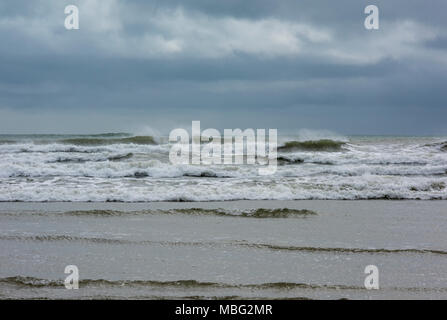 Rau und stürmischen Meer der Strand von Marazion in der Nähe von Penzance in Cornwall. Generische seascape oder Landschaft von rauher See mit großen Wellen Ufer Stockfoto