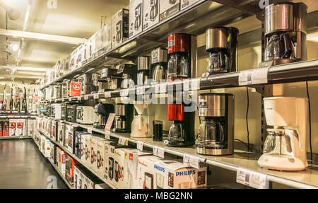 Anzeige der Küche Geräte, wie z.b. Kaffeemaschinen oder Mikrowellen in einem französischen Elektrofachmarkt. Stockfoto