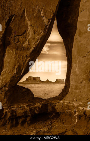 Die saddleback, dem König auf seinem Thron und die postkutsche Buttes durch den Tropfenförmigen Arch im Monument Valley Navajo Tribal Park, Utah gesehen. Stockfoto