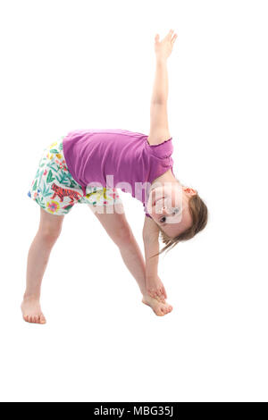 Junge Mädchen tun das Dreieck Position in Yoga auf isoliert weißer Hintergrund Stockfoto