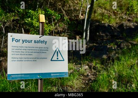 Für Ihre Sicherheit Zeichen Warnung vor Gefahren von Wanderwegen, Townsville Stadt gemeinsame Conservation Park, Pallarenda, QLD, Australien Stockfoto