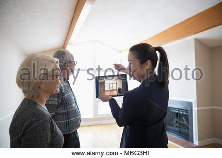 Innenarchitekt mit digitalen Tablet, Senior Paar augmented reality, Planung Wohnzimmer umgestalten