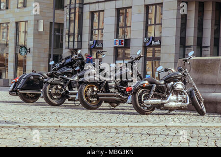 Motorräder mit Harley Davidson in einer Reihe auf der St. Petersburger Straße geparkt. In der Stadt Dresden, Deutschland, 30. März 2013 Stockfoto