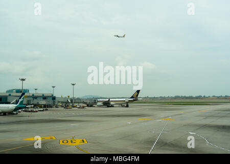 Singapur - Januar 6, 2018: Flugzeug bereit, weg am Changi International Airport. Abflughalle, Singapur, ist es eine der größten transporta Stockfoto