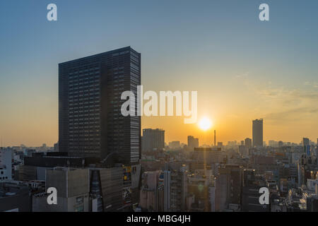 Tokyo, Japan - 27. März 2018: Tokio Skyline Hochhäuser am Morgen in Shinjuku Bereich Stockfoto