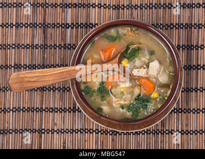 Huhn, Gerste und Gemüse Suppe in Keramik Schüssel Stockfoto