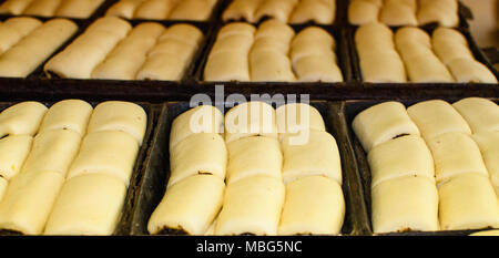 Süßes Gebäck gehen zu einem großen Ofen in einer großen Bäckerei Stockfoto