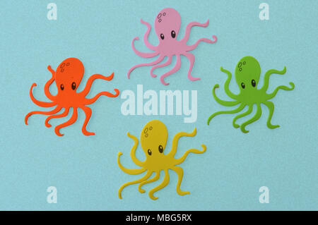 Vier bunte Octopus auf einem blauen Hintergrund Stockfoto