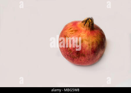 Rote Granatapfel auf weißem Hintergrund Stockfoto