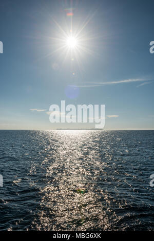 Reflexion der Sonne und die Insel Cabrera am Horizont im Mittelmeer in der Nähe von Colonia de Sant Jordi auf Mallorca, Spanien. Stockfoto