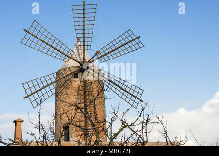 Windmühle auf einem Bauernhof in Algaida auf Mallorca, Spanien. Stockfoto