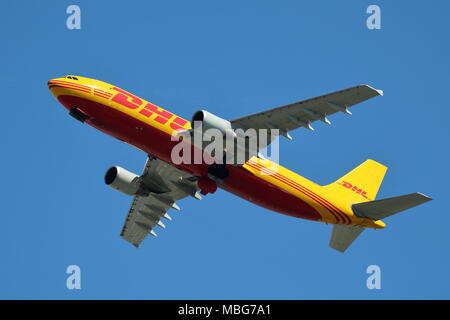 DHL Airbus A300 B4 D-AEAA Abflug vom Flughafen London Heathrow, Großbritannien Stockfoto