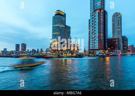 Die Skyline von Rotterdam, an der Nieuwe Maas, Fluss, Wolkenkratzer im "Kop van Zuid, Niederlande, Stockfoto