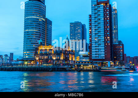 Die Skyline von Rotterdam, an der Nieuwe Maas, Fluss, Wolkenkratzer im "Kop van Zuid, Niederlande, Stockfoto