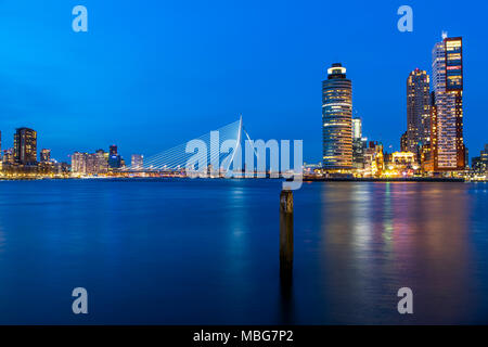 Die Skyline von Rotterdam, an der Nieuwe Maas, Fluss, Wolkenkratzer im "Kop van Zuid, Niederlande, Hotel New York, Stockfoto