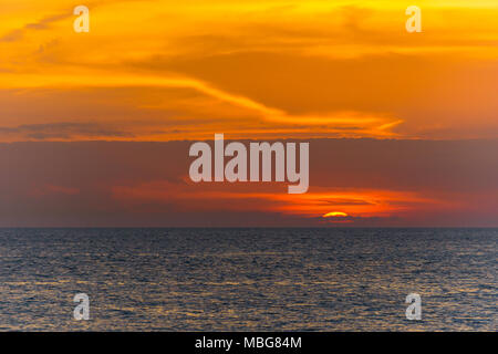 USA, Florida, Feuer wie orange Sonnenuntergang Himmel im Key West Beach Stockfoto