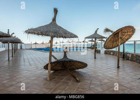 Bis auf einen leeren Pool in der Nähe von Colonia de Sant Jordi, Mallorca Rampe Stockfoto