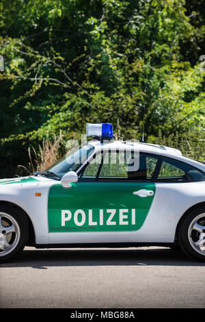 STUTTGART, DEUTSCHLAND - Juli 20, 2013: ein Porsche 911 Carrera Coupé gebaut als Polizei Auto für die deutsche Polizei und jetzt Teil der Ausstellung des Porsche Museums ist auf öffentlichen Boden der Retro Classic Ausstellung klassischer Autos gleichzeitig in Stuttgart geschehen zu fördern geparkt. Stockfoto