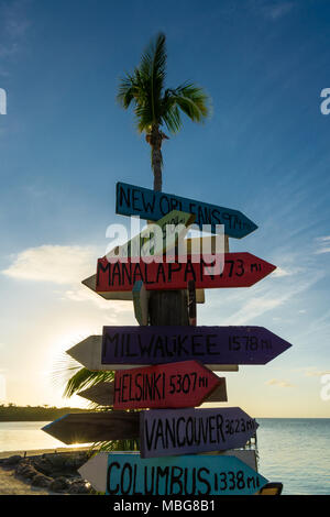 USA, Florida, Holz- Wegweiser Entfernungen, die in verschiedene Richtungen an einem Strand Stockfoto